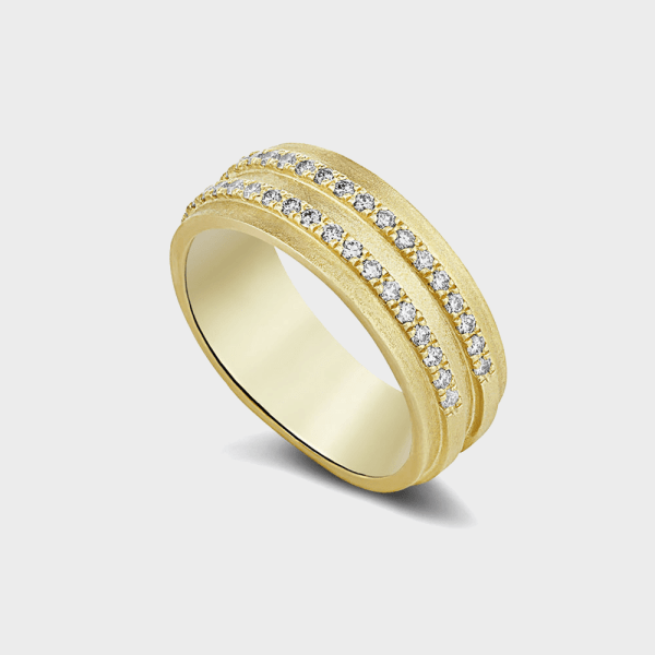 טבעת זהב רחבה משובצת יהלומים