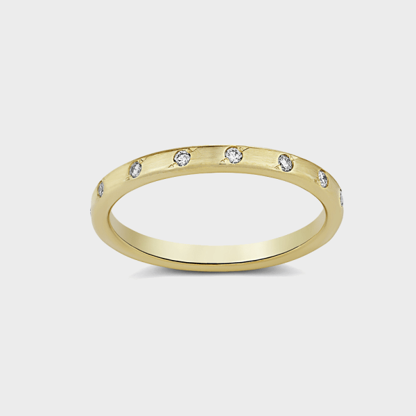 טבעת זהב משובצת יהלומים על ההיקף