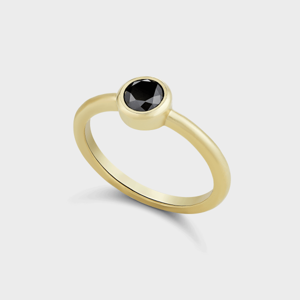 טבעת זהב משובצת יהלום שחור מרכזי