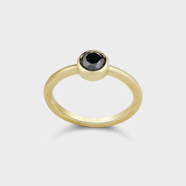 טבעת זהב משובצת יהלום שחור מרכזי