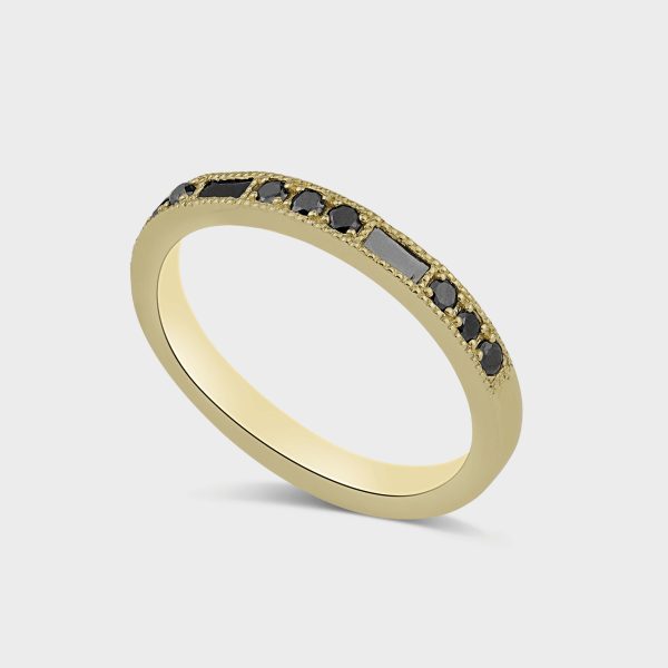 טבעת בשילוב של יהלומים מלבניים ועגולים