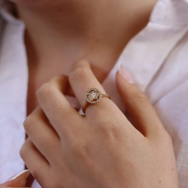 טבעת אירוסין מרשימה ומנצנצת