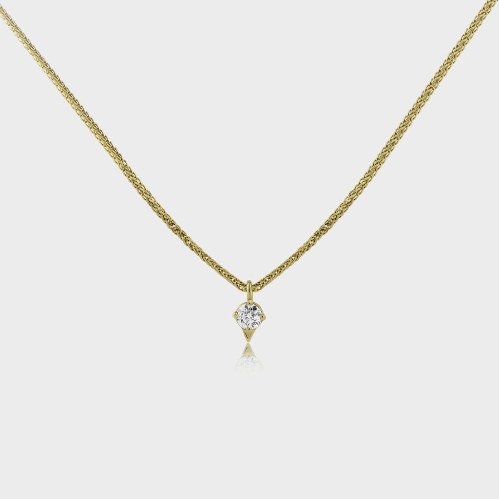 תליון יהלום קלאסי עם שיק עכשווי