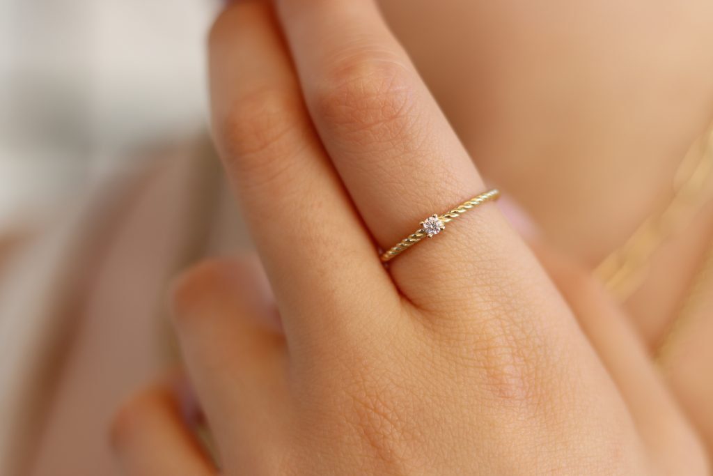 טבעת עדינה משובצת יהלום