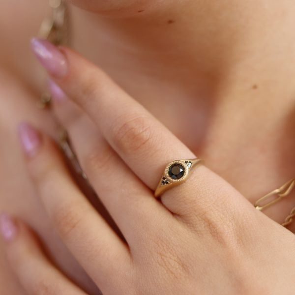 טבעת חותם יהלום שחור מרכזי